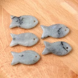 Hand Carved Healing Crystals Fish Figurine Natural Stone Animal Statue Amethyst Gemstone Pendant Home Decor DIY Hanging Ornament