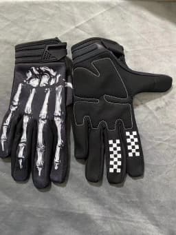 Winter fleece-lined waterproof skull New 2-color Ghost Claw Riding Outdoor Sports Personalized Touchscreen Gloves