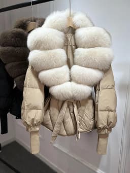 2025 New Winter Large Real Fox Fur Collar Puffer Down Jacket Women Knitted Sleeves Slim Casual White Duck Down Coat Short Parka