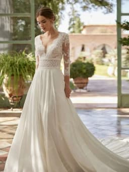 Latest Summer Boho Wedding Dresses Lace Beach Bridal Gowns 2024 Bride Dress V Neckline Wedding Gowns 3/4 Sleeves Illusion Back
