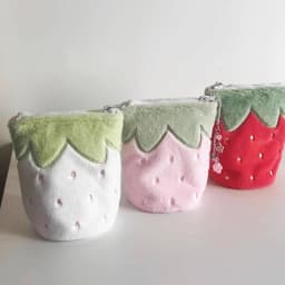 Japanese vintage-style strawberry vertical pencil case, made of soft plush material, available in pink and red colors. The vertical design is stable and won't tip over. It has a large capacity to store stationery, mobile phones, cosmetics, journal materials, and CCD card cameras. It is shockproof, scratch-resistant, portable, and multi-purpose. Sweet, cute, and practical, it is suitable for daily study, office work, and travel