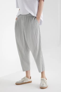 Miyake Pleated Pants Harem Pants Men Japanese Streetwear Men Casual Baggy Trousers For Men Fashion Breathable Low-crotch Pants