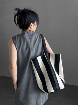2024 New Stripe Wide Shoulder Canvas Tote Bag Women's Large Capacity Casual Simple Commuting Single Shoulder Bucket Bag Versatil