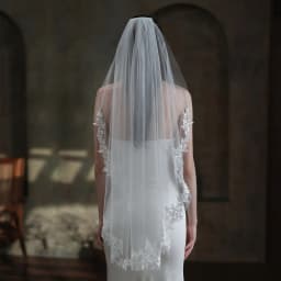 Exquisite Bridal White Veil Plain Tulle Handmade Lace Appliqued Fingertip Brides Headdress Veil with Hair Comb V683