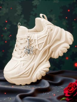 Women's outdoor all-season dad sneakers, Y2K style with a 7CM thick sole for added height, white sports shoes, featuring a detachable silver spider decoration, combined with breathable mesh and lightweight EVA, versatile trendy shoes for everyday commuting and shopping