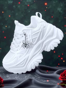 Women's outdoor all-season dad sneakers, Y2K style with a 7CM thick sole for added height, white sports shoes, featuring a detachable silver spider decoration, combined with breathable mesh and lightweight EVA, versatile trendy shoes for everyday commuting and shopping