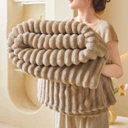 Warm and comfortable striped flannel blanket, faux rabbit fur blanket, soft and warm sofa blanket, ideal for napping, office use