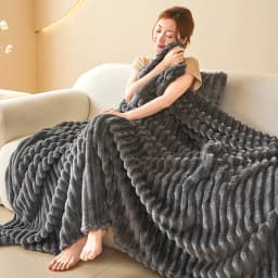 Warm and comfortable striped flannel blanket, faux rabbit fur blanket, soft and warm sofa blanket, ideal for napping, office use