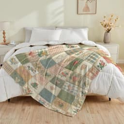 Vintage Patchwork Plaid Heart Floral Print Flannel Throw Blanket Country Cottage Farmhouse Multi‑Pattern Soft Lightweight Plush Blanket for Sofa Couch Bed Home Decor