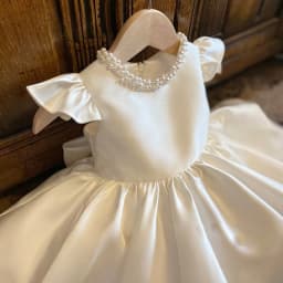 2026 New White Sparkly Pearls Kids Princess Gown For Piano Performance Elegant Simple Oneck Sleeveless Girls Dresses 80-160cm
