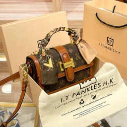 Classic Chic Women's Diaper Bag Elegant Leather Large Capacity Designer Tote Luxury Minimalist Vintage Fashionable Commuter Bag
