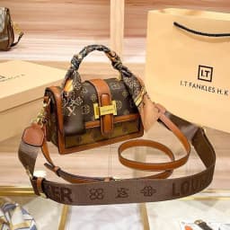 Classic Chic Women's Diaper Bag Elegant Leather Large Capacity Designer Tote Luxury Minimalist Vintage Fashionable Commuter Bag