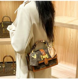Classic Chic Women's Diaper Bag Elegant Leather Large Capacity Designer Tote Luxury Minimalist Vintage Fashionable Commuter Bag