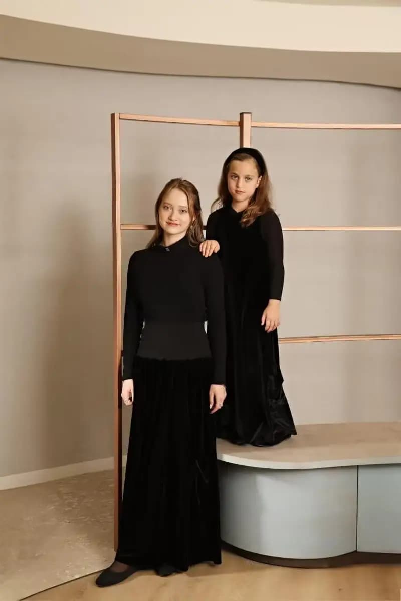 AW Mail's Sister Matching Clothing Teenager Girl Black Cotton Ribbed Shirt Young Girls Long Velvet Skirts with Pocket