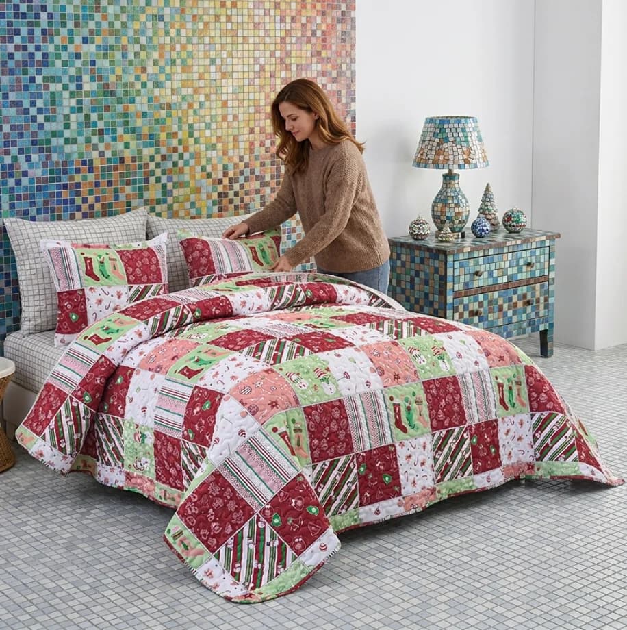 Queen and King Size Bedspread - Soft Breathable Lightweight Quilt Set for Home and Dorm Machine Washable and Foldable All Seasons Bed Cover Random colors