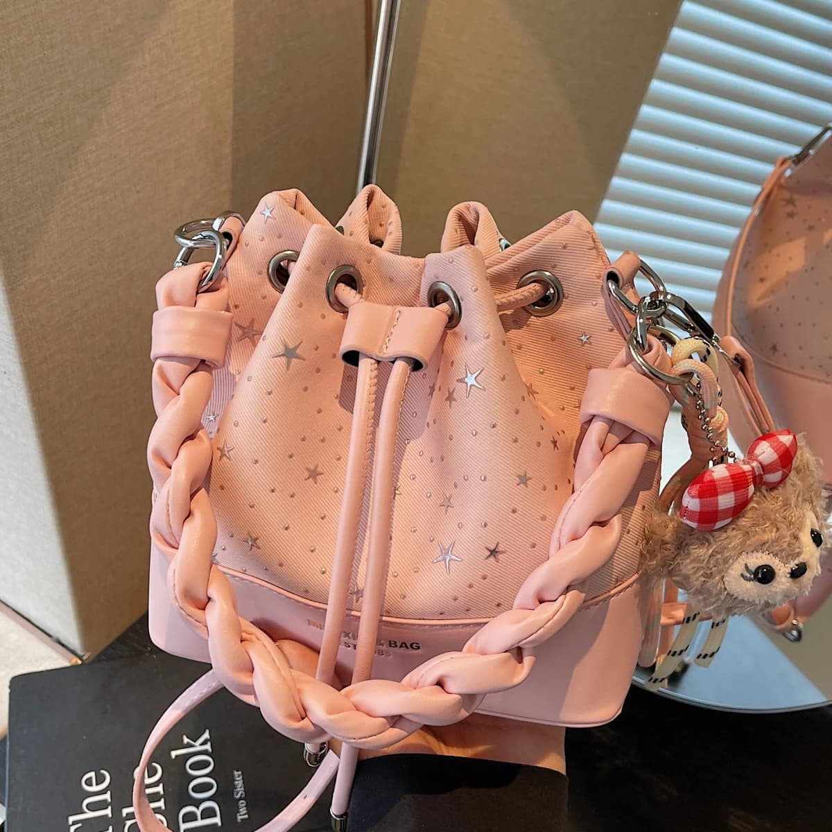 Star Print Drawstring Bucket Bag for Women, Braided Wide Shoulder Strap, Detachable Plush Doll Pendant, Mini Crossbody Bucket Purse, Multiple Colors Available