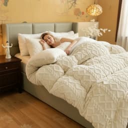 Multiple Sizes Geometric Stripe Velvet Quilt Thick Warm Soft Blanket for Winter Comfort.