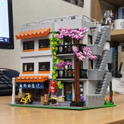 3911PCS Sushi Shop Apartment Building Blocks Set Japanese Street View House Cherry Blossom Architecture Modular Model Kit with 5 Figuren and LED Lighting DIY Assembly Bricks Toys for Adults Gift Desktop Ornament Collection Display Home Decortion
