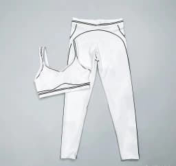 Slim Fit Workout Outfit with Stretch Fabric and Modern Graphic Design