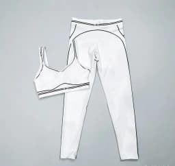 Slim Fit Workout Outfit with Stretch Fabric and Modern Graphic Design