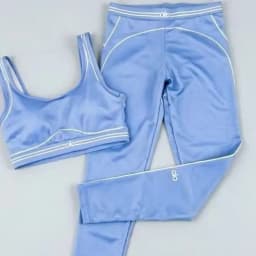 Slim Fit Workout Outfit with Stretch Fabric and Modern Graphic Design