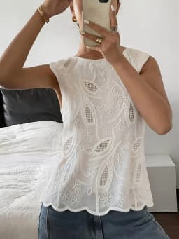 Elegant Directed Women's Spring Summer New White Embroidered Floral Round Neck Sleeveless Loose Lace Hem Elegant Shirt