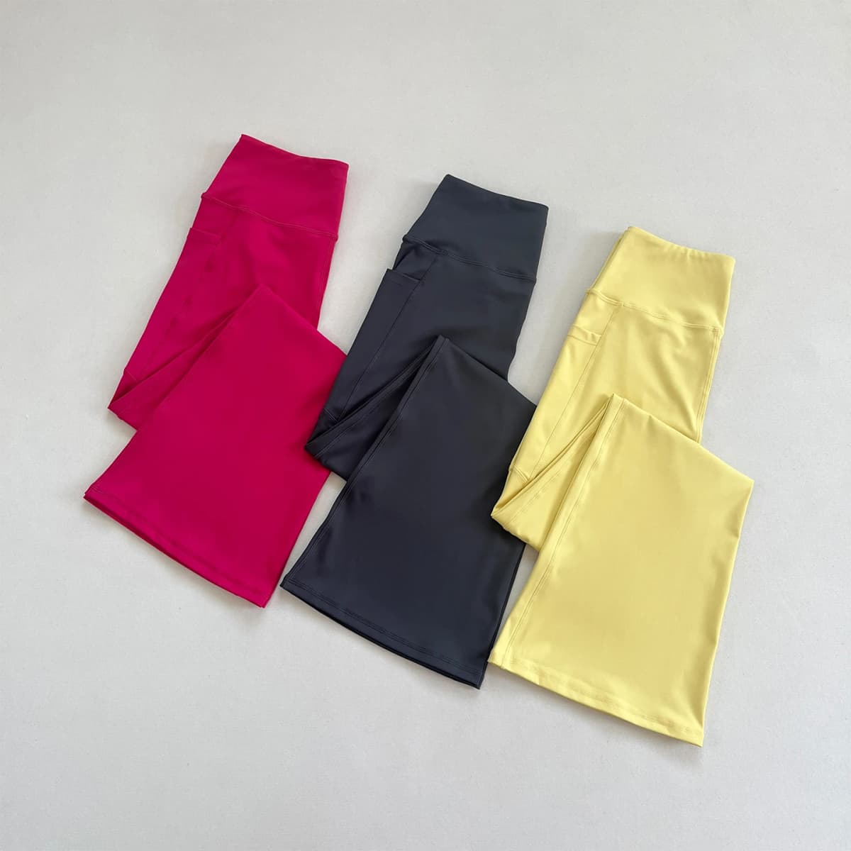 High - waisted women's flared yoga pants with side pockets, high elasticity, suitable for fitness, workouts and sports