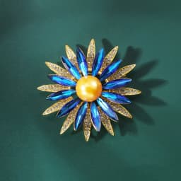 Vintage Elegant Women Classic Pendant Lotus Crystal Brooches Badges Exquisite Lady Shiny Plant Rhinestone Party Pins Jewelry