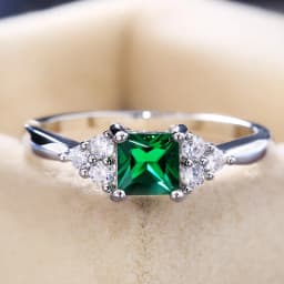 Huitan Simple Minimalist Style Finger Rings Modest Design With Cute Green Cubic Zircon Stone Proposal Engagement Rings For Women