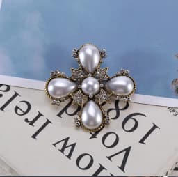 Vintage brooch accessory with pearl and rhinestone mink fur badge pin buckle autumn and winter clothing corsage