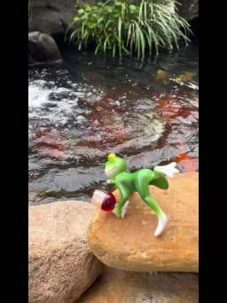 A delightful green frog and wine glass ornament – suitable for indoor and outdoor decoration in gardens, aquariums, garden ponds, flower pot edges, and frog-themed gardens.