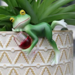 A delightful green frog and wine glass ornament – suitable for indoor and outdoor decoration in gardens, aquariums, garden ponds, flower pot edges, and frog-themed gardens.