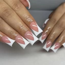 24Pcs Duckbill Press on Nails Y2K White French Edge Five Petal Flower Full Cover Acrylic Fake Nail Diamond inlaid Nail Art