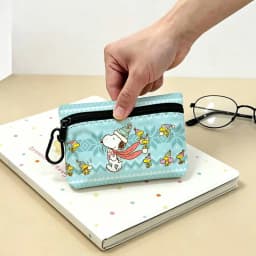 Cartoon Snoopy Lightweight Oxford Fabric Coin Purse With Black Carabiner Hook Mini Card Holder Earphone Storage Pouch
