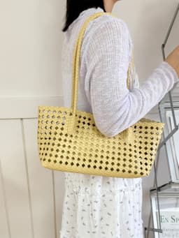2026 New Fashion Hollow Out Woven Tote Bag for Women Large Capacity Commute Single Shoulder Handbag for Summer
