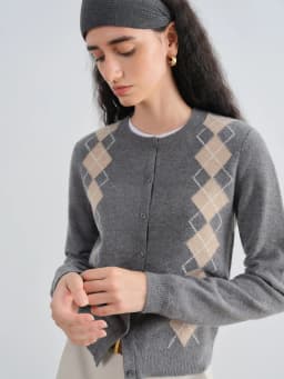 ZIQIAO Retro British College Style Diamond-shaped Cardigan for Women 2025 Autumn New Round Neck Straight Shoulder Top 25ZQ93095