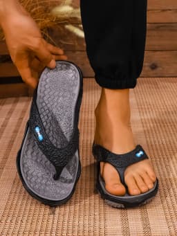 Men's New Summer Style Classic Simple Solid Color Couple's Casual Eva One-Piece Flat Slip-On Beach Flip-Flops with Hollow Breathable Design, Suitable for Outdoor and Home Use, Comfortable and Lightweight