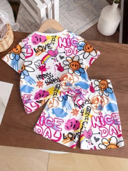Playful Heart-Shaped Joyful Face Graffiti Short-Sleeved T-Shirt and Shorts, Comfortable Casual Wear Suitable for Daily Wear