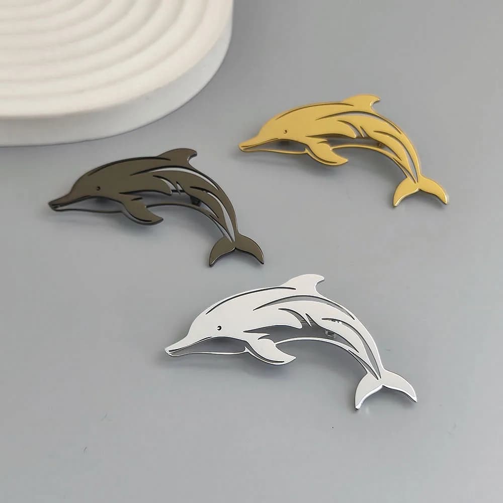 Original design hollow dolphin gold-plated stainless steel brooch, waterproof and non-fading brooch, suit accessories