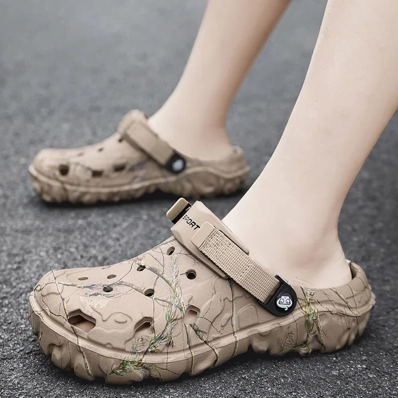 Men Clogs Slippers High Quality Classic Outdoor Anti-Slip Garden Shoes Lightweight Fashion Casual Sandals Big Size 45 46 47