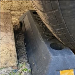 Heavy-Duty Parking Blocker, Heavy-Duty Rubber Parking Blocker with Yellow Stripe Device Ensures Vehicle Stability, Suitable for Garage and Outdoor Use.