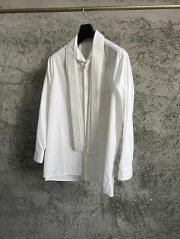 A long-sleeved, fashionable urban shirt with a white pure cotton scarf collar