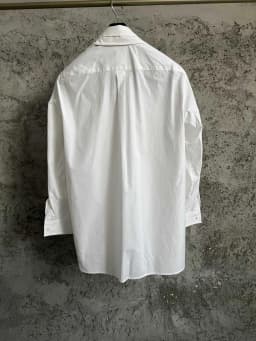 A long-sleeved, fashionable urban shirt with a white pure cotton scarf collar