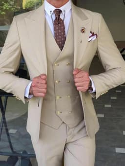 Gwenhwyfar 2024 Men Suits Khaki Color Peaked Lapel (Jacket+Vest+Pants) Slim Fit Handsome Formal Business Costume Homme