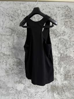 A solid color round-neck sleeveless vest with an I-shaped design, a stylish and versatile pure cotton top for men