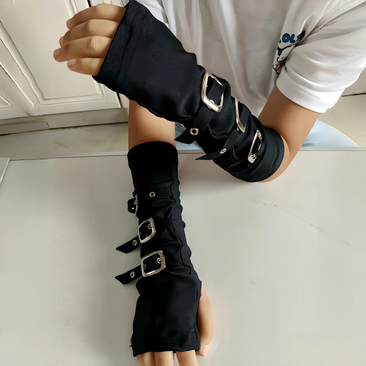 Punk Harajuku Style Sleeves, Post Apocalyptic Dopamine Streetwear Performance, Dance Armrests