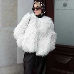 TARUXY Fashion Luxury Cropped Faux Fur Coat Women's Winter 2025 Ins Hot Fluffy Short Faux Fur Jacket Street Style Warm Outwear