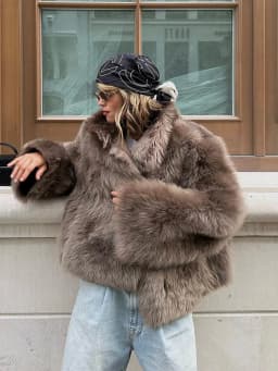 2026 Winter Women's Faux Fur Coats Fashion Stand Collar Short Jackets Warm Long Sleeve High Street Commute Lady Brown Outerwear