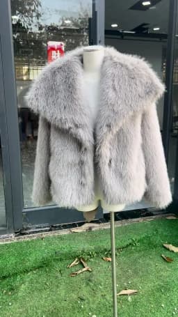 TARUXY Solid Faux Fur Lapel Women's Coat Luxury Gradient Cropped Fluffy Fur Jacket Coat Winter Thicken Outerwear High Street