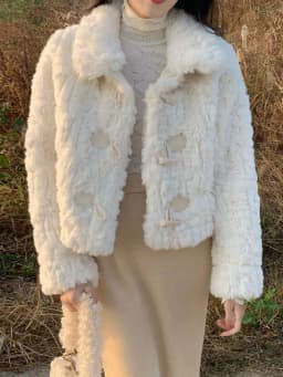 Premium Short Fur Jacket Women's Thickened Plush Outerwear Autumn Winter New Style Brand Button Design Straight Cut Long Sleeve